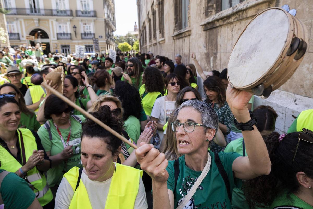 Concentración de docentes ante el Palau de la Generalitat