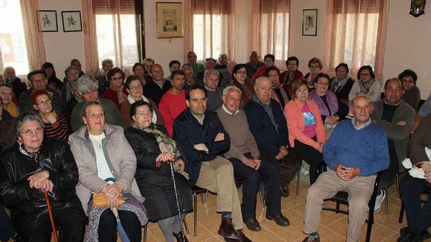 El alcalde saucano y la directiva del club de jubilados con los asistentes a la conferencia.