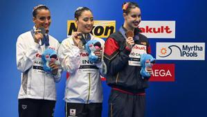 Iris Tió, la primera por la derecha, muestra sonriente la medalla en el podio