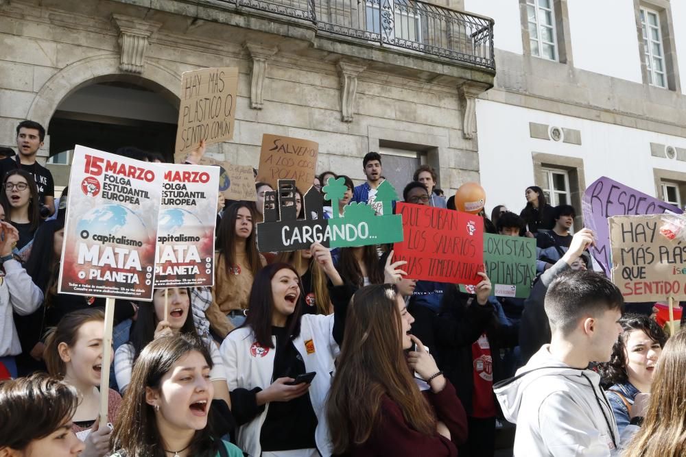 Decenas de jóvenes reivindican su 15-M en Vigo. // Alba Villar