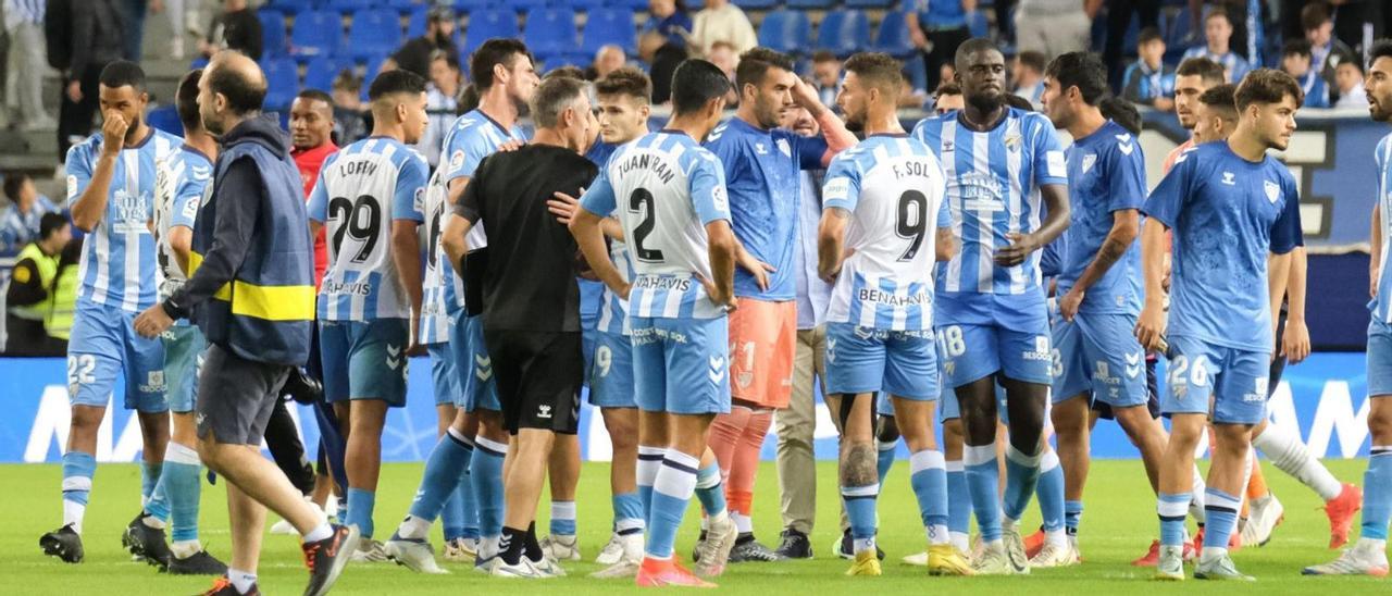 Los jugadores del Málaga CF, al término del choque frente al Sporting.