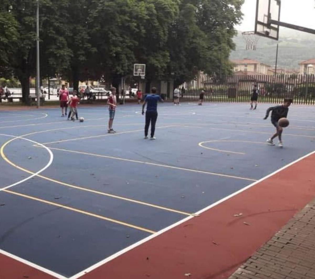 La pista deportiva de la Avenida, en Laviana, que será reparada ante su mal estado. |
