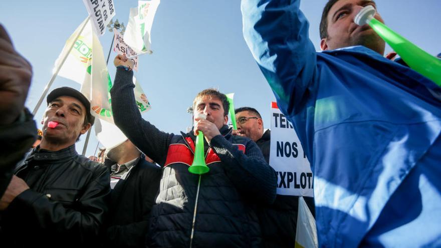 Agricultores y ganaderos protestaron ante el Ministerio de Agricultura en Madrid, ayer.