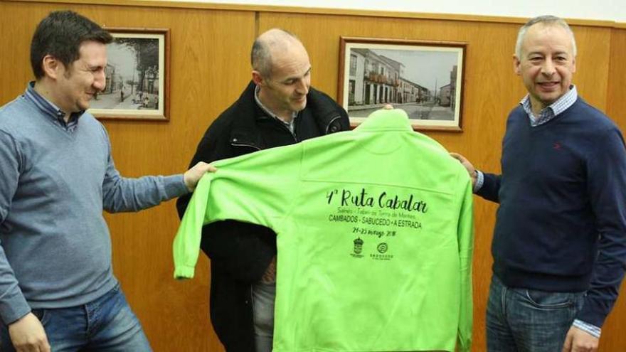 Iván Sanmartín, Henrique Bazal y Juan Constenla, ayer, presentando la IV Ruta Cabalar.//Bernabé /Celso Seijas