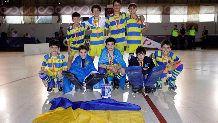 Arriba, el equipo alevín del Compañía de María con su medalla de plata. Abajo, el juvenil con sus familiares y entrenadores. |  // LA OPINIÓN