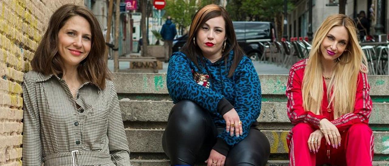 La ilicitana Saida Benzal, con chándal rojo, junto a Marta Martín, con suéter azul, y la directora Manuela Burló.