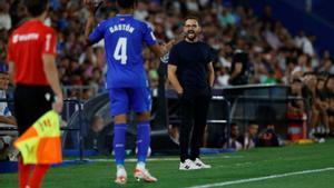 José Bordalás, entrenador en jefe de Getafe, hace gestos durante la liga española, la Liga EA Sports, en el partido entre Getafe CF y FC Barcelona en el estadio Coliseum Alfonso Pérez el 13 de agosto de 2023, en Getafe, Madrid, España.