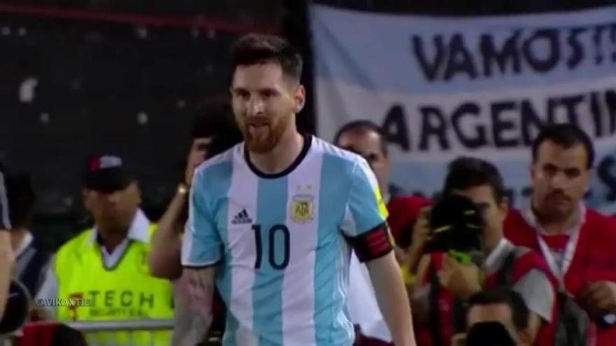 Messi insulta al árbitro... y éste se hace el loco