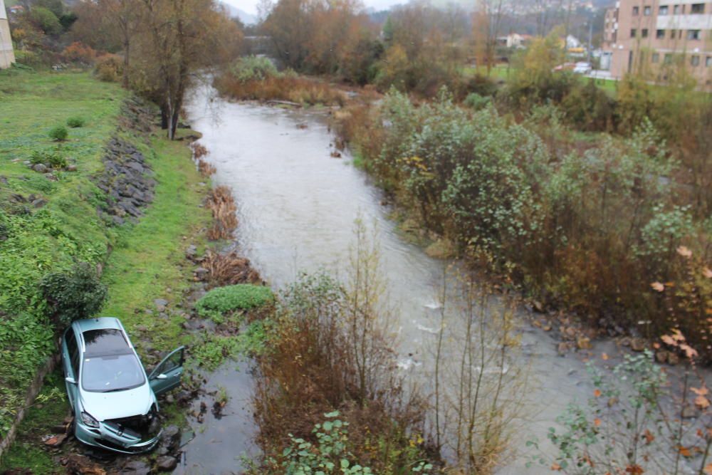 Cae un coche al río en Grado