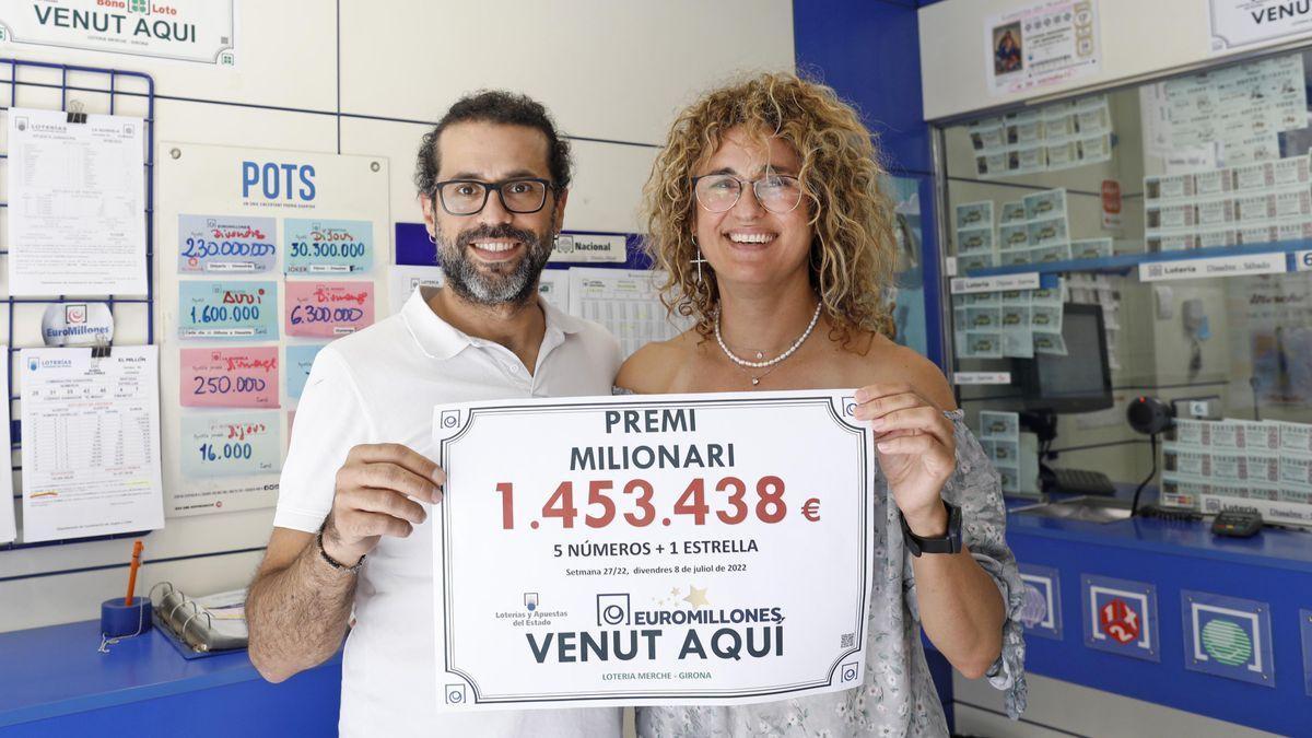 Els propietaris de la Loteria Merche de Girona amb el cartell del segon premi de l&#039;Euromillón