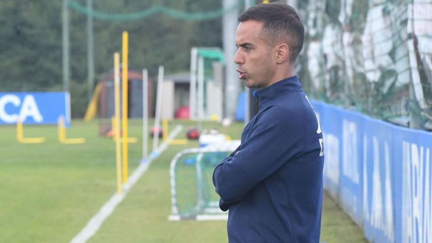 Borja Jiménez da instrucciones desde la banda en los campos de Abegondo. |  // CARLOS PARDELLAS