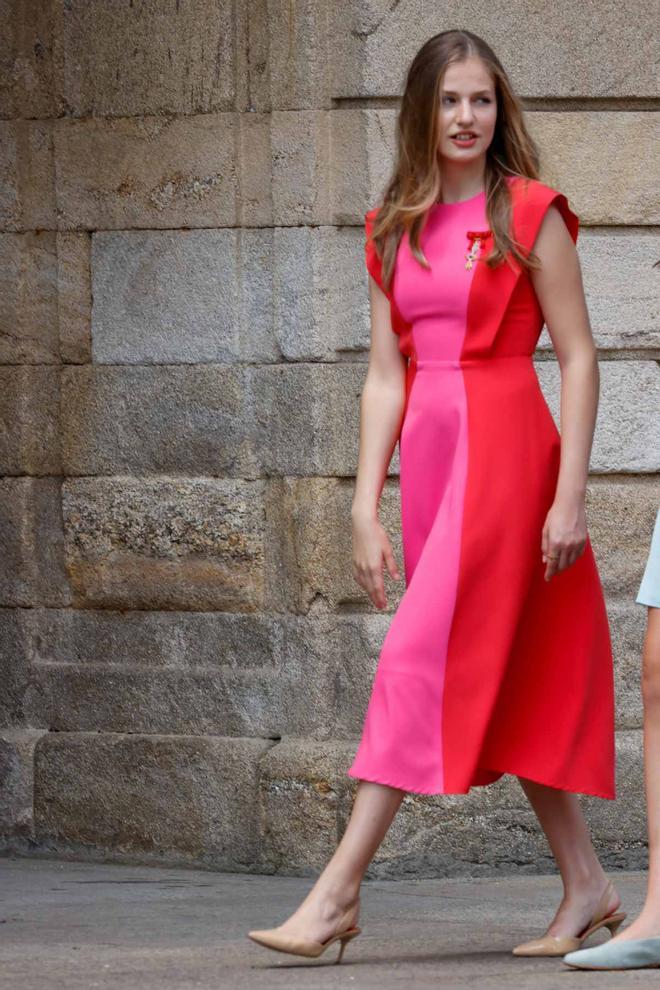 La princesa Leonor, con vestido rojo y fucsia en la ofrenda al apóstol Santiago 2022
