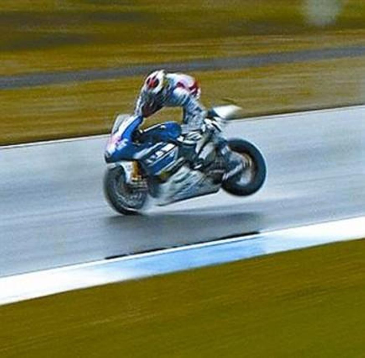 PÈRDUA DE CONTROL 3 Jorge Lorenzo iniciava l’acceleració en una de les rectes d’Assen quan la seva moto va trepitjar una de les lliscants línies blanques, el va sacsejar i el va escopir sobre la cúpula de la Yamaha M1. PÈRDUA DE CONTROL 3 Jorge Lorenzo iniciava l’acceleració en una de les rectes d’Assen quan la seva moto va trepitjar una de les lliscants línies blanques, el va sacsejar i el va escopir sobre la cúpula de la Yamaha M1.