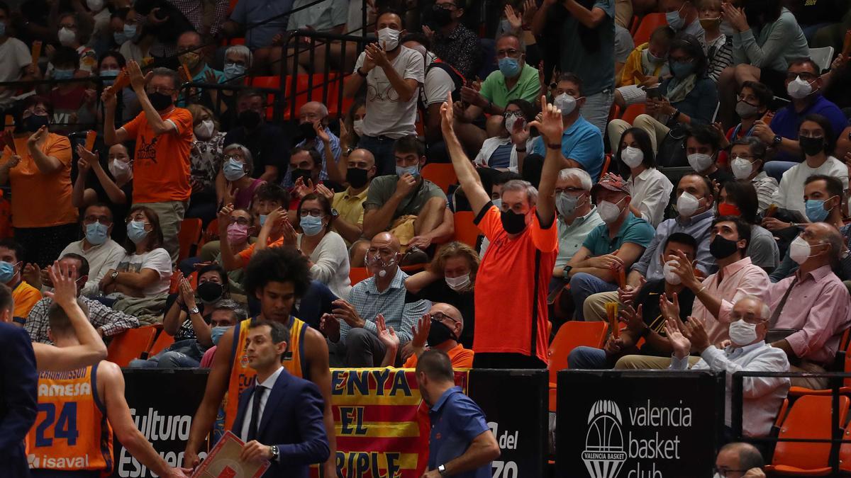 Aficionados de Valencia Basket en la vuelta a la Fonteta