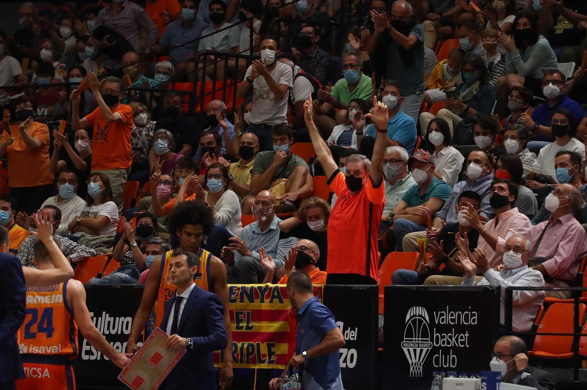 Aficionados de Valencia Basket en la vuelta a la Fonteta
