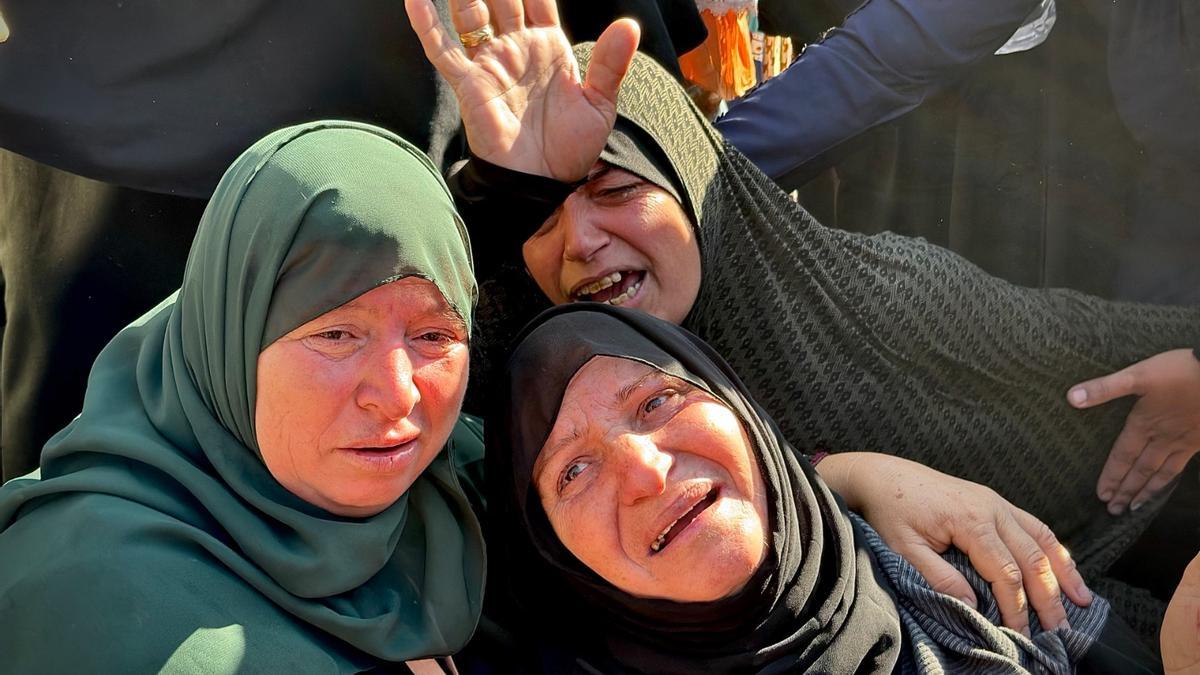Duelo de mujeres tras un bombardeo israelí en Gaza este sábado.