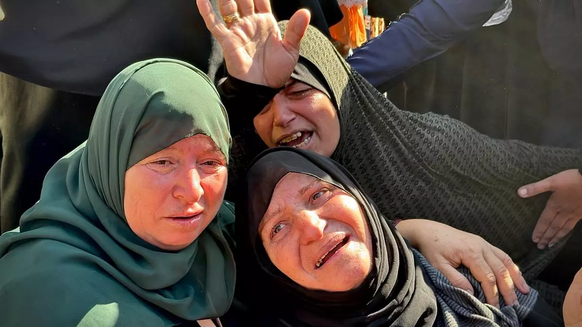 Una pediatra de Gaza recibe mientras trabajaba los cuerpos de sus nueve hijos, muertos tras un bombardeo