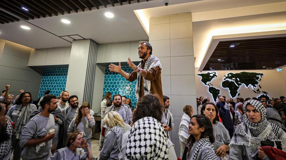 Los 18 catalanes de la Global Sumud Flotilla llegan hoy a Barcelona