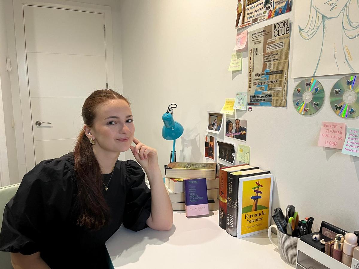 La alumna Verónica Blanco, en el cuarto donde estudia habitualmente.