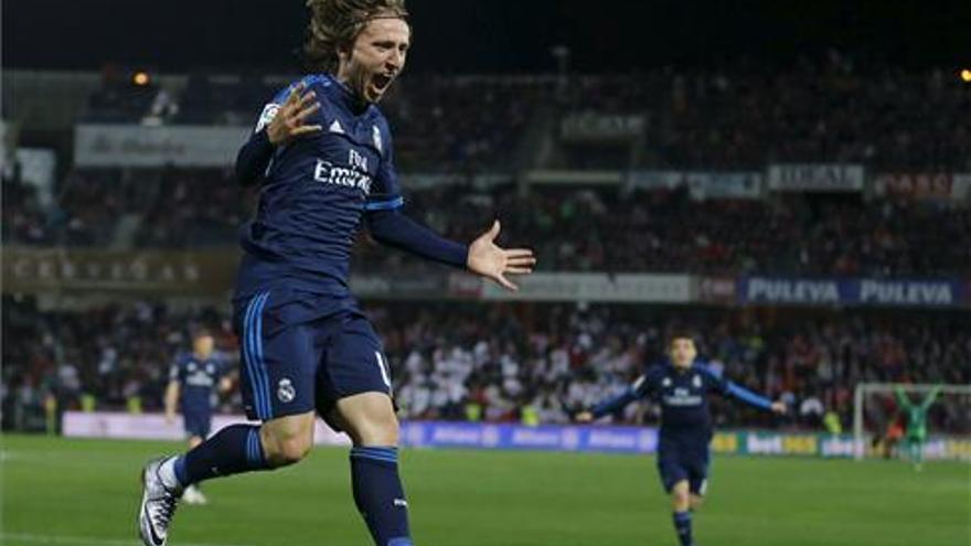 Un golazo de Modric mantiene al Real Madrid vivo en pelea por la Liga (1-2)