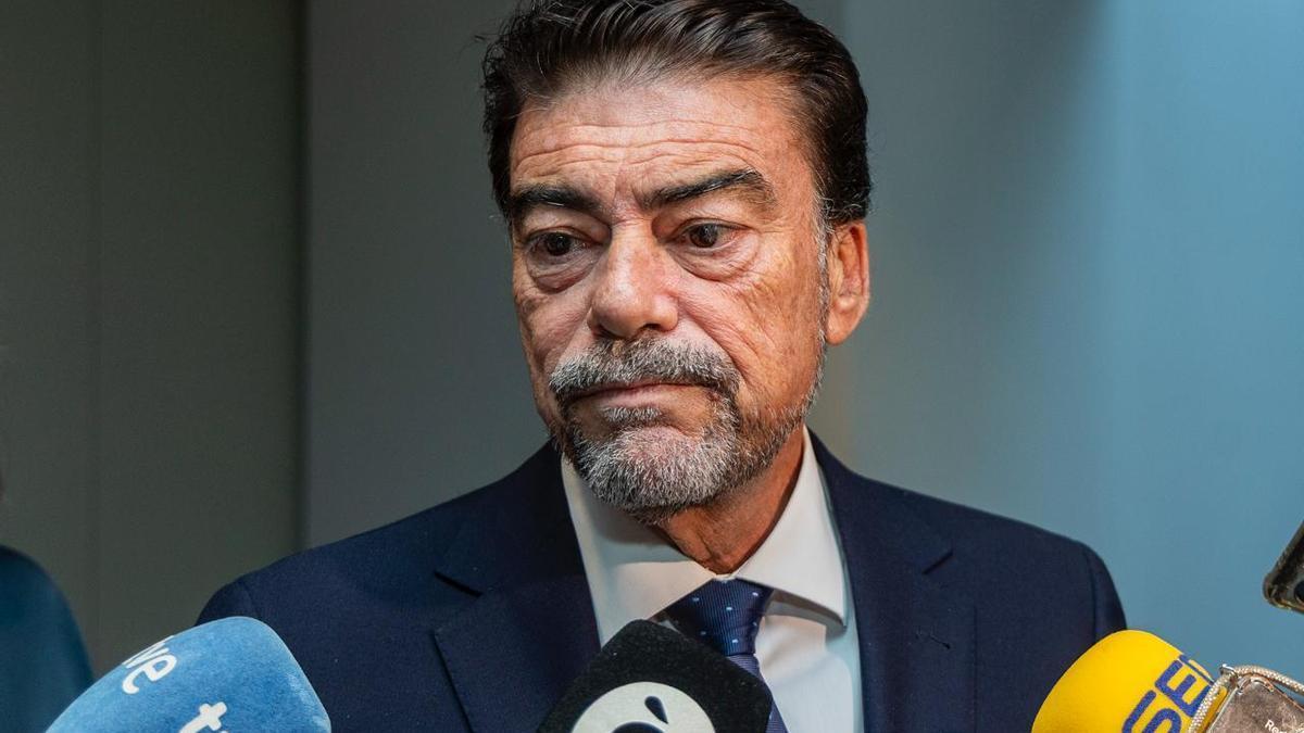 El alcalde de Alicante, Luis Barcala, en una atención a los medios de comunicación.