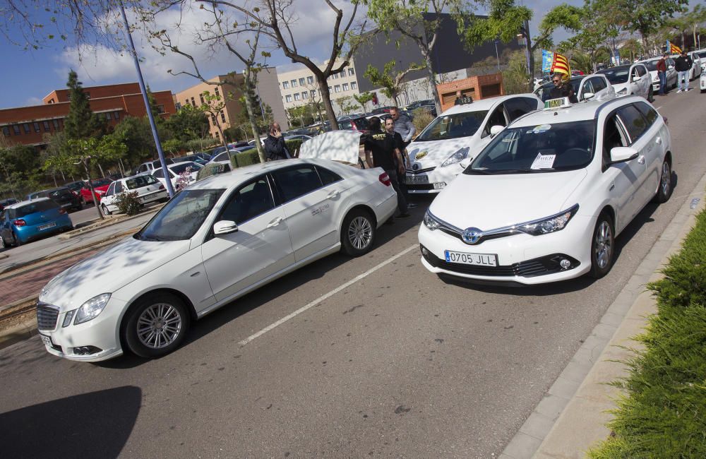 Protesta de los taxistas en Castelló contra Uber