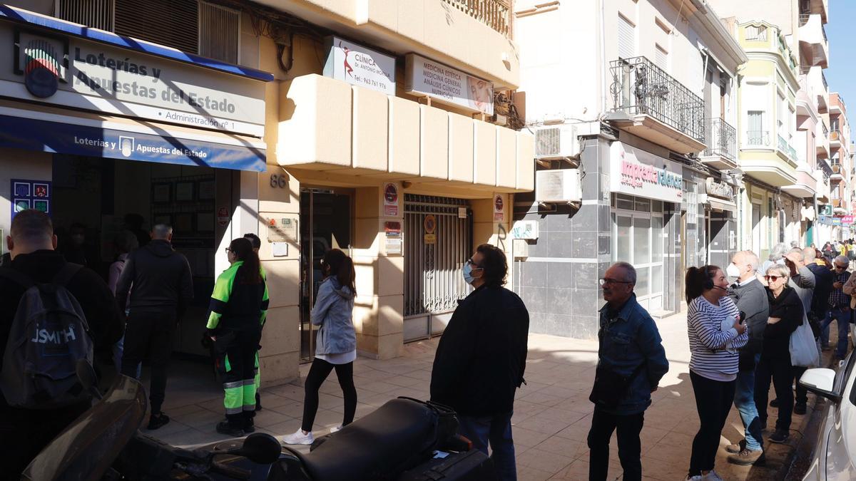 Colas para comprar lotería en los pueblos afectados por la dana.