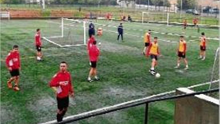 Entrenament sota la pluja al camp  de Vilablareix