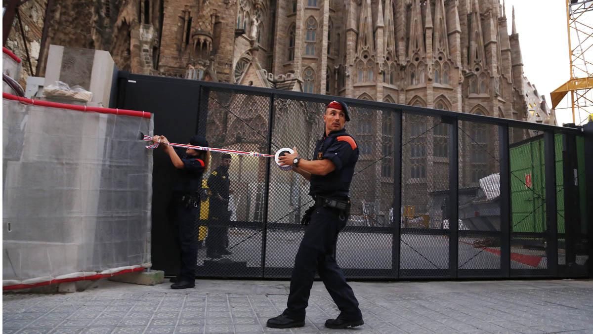 Desallotjament davant de la Sagrada Família per una furgoneta sospitosa