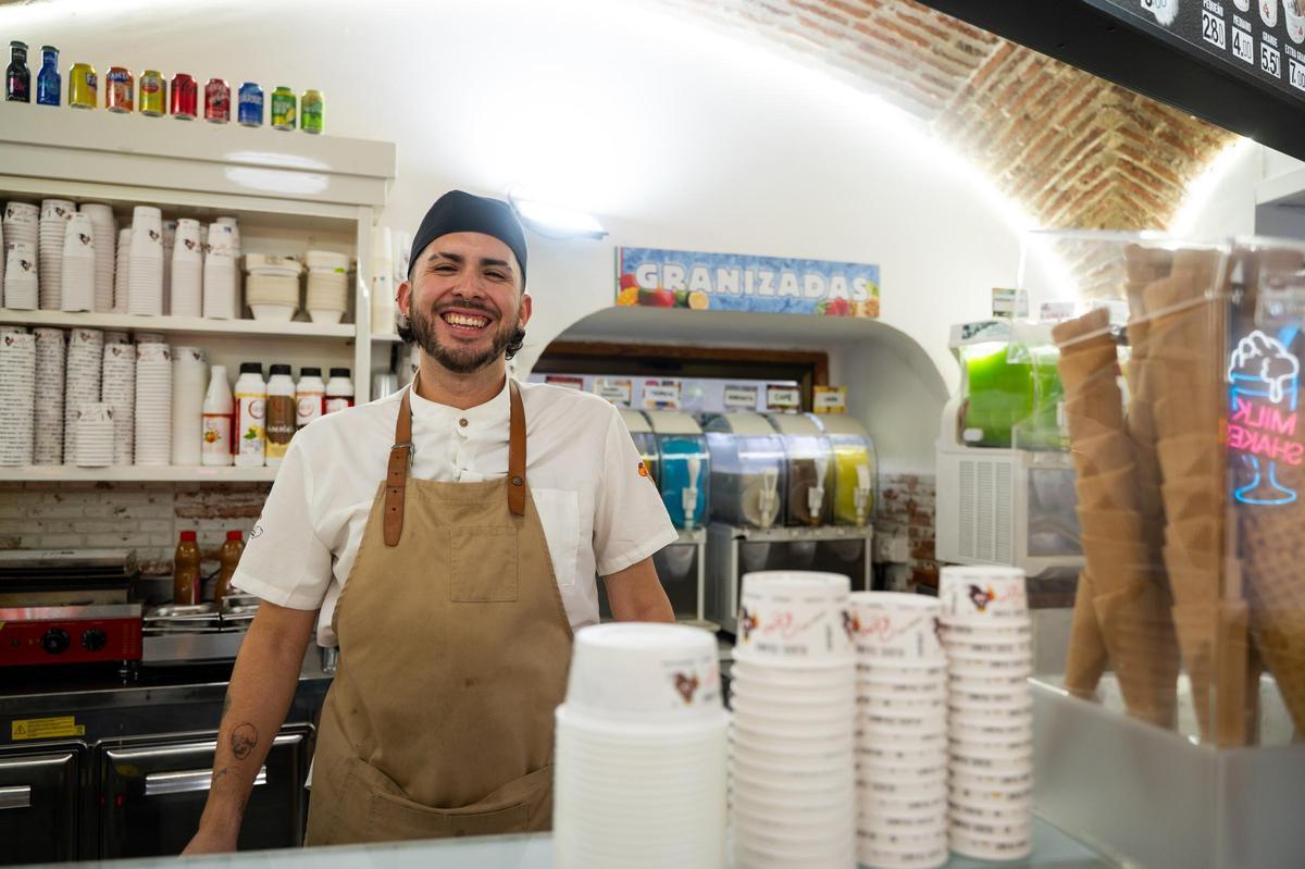 Daniel Martínez, de la heladería Remo, espera un sábado intenso marcado por el calor.