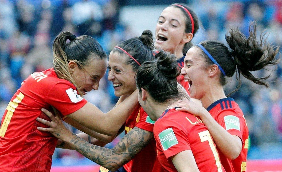 -FOTODELDÍA- GRAFCVA5390. LE HAVRE, 08/06/2019.- Las jugadoras de la selección española de fútbol celebran el segundo gol marcado por Jennifer Hermoso (c) a Sudáfrica durante el primer partido de ambas selecciones en la Copa del Mundo de Fútbol F que disputan en el Stade Ocean de Le Havre, Francia. EFE/Juan Carlos Cárdenas