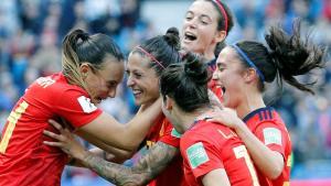 -FOTODELDÍA- GRAFCVA5390. LE HAVRE, 08/06/2019.- Las jugadoras de la selección española de fútbol celebran el segundo gol marcado por Jennifer Hermoso (c) a Sudáfrica durante el primer partido de ambas selecciones en la Copa del Mundo de Fútbol F que disputan en el Stade Ocean de Le Havre, Francia. EFE/Juan Carlos Cárdenas