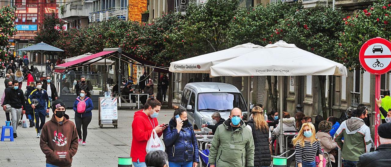 Una de las calles peatonales de Vilagarcía de Arousa durante la mañana de ayer. |   // IÑAKI ABELLA