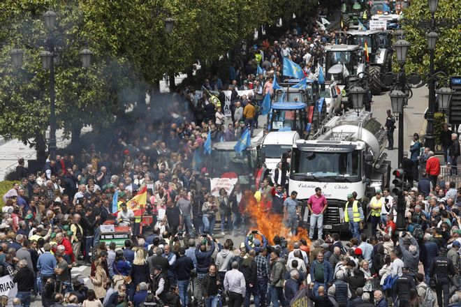 EN IMÁGENES: Así fue la tractorada de protesta del campo asturiano en Oviedo