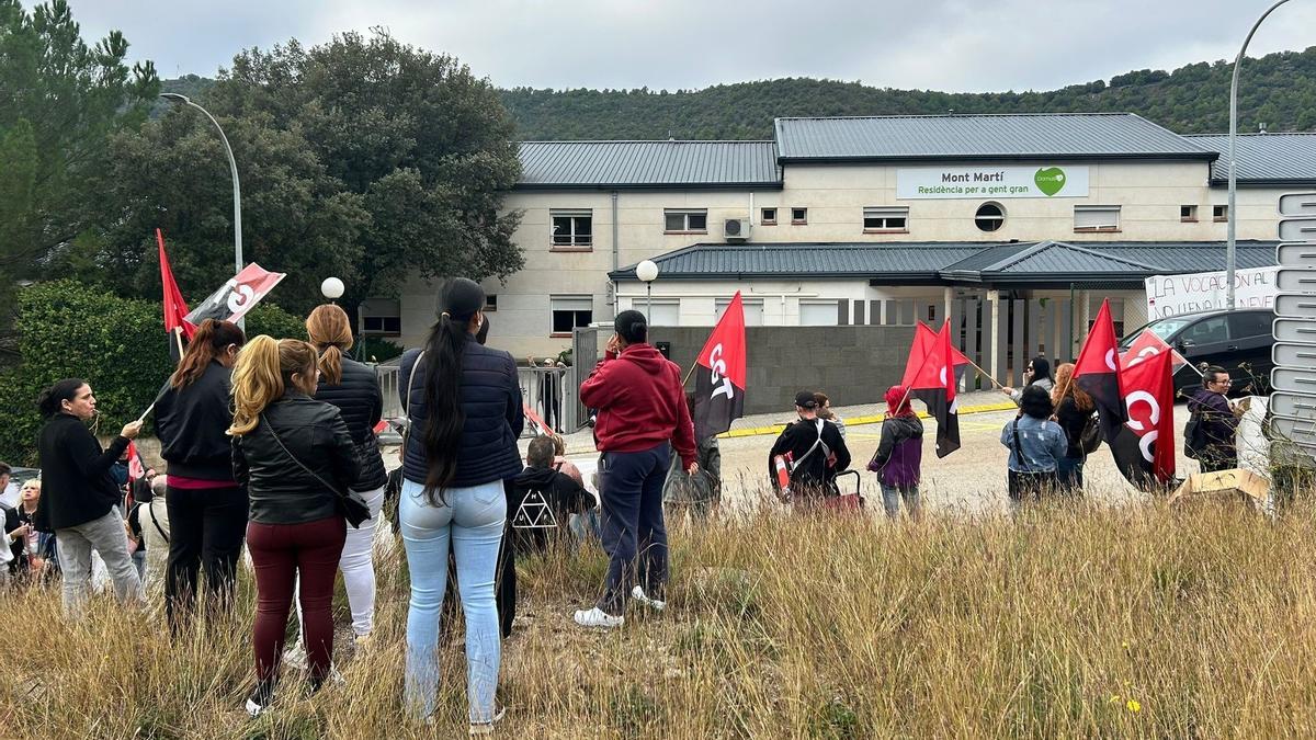 Imatge d'una de les concentracions d'aquest passat octubre davant de la residència Mont Martí