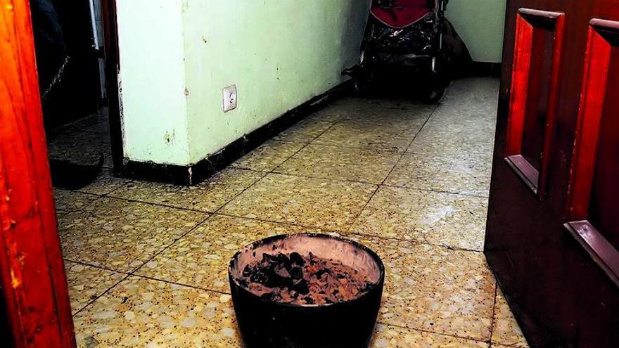 Una familia que no podía pagar la luz usaba esta maceta para quemar carbón y acabó intoxicada.