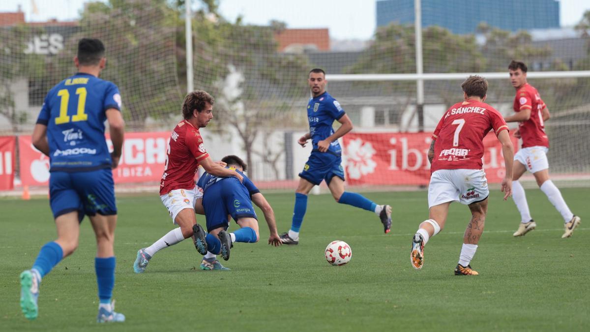Jaume Villar intenta robar un balón