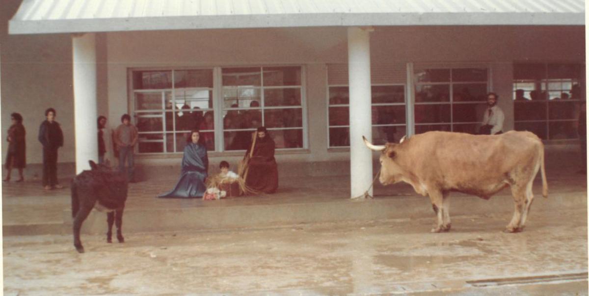 Una clase de educación física del año 1985 en el patio del centro.