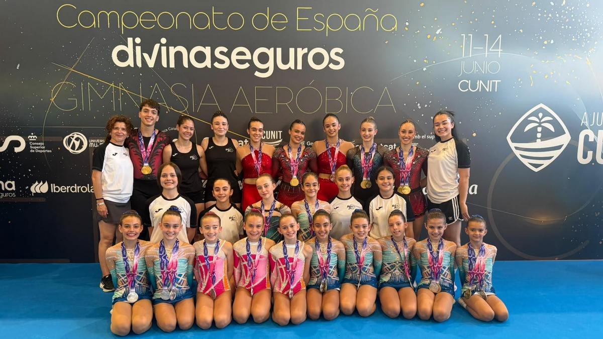 Gimnastas del CTX con las medallas conseguidas en el Campeonato de España celebrado en Cunit.
