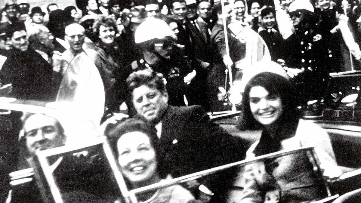 Imatge de John F. Kennedy i la seva dona, Jackie, minuts abans que el president fos assassinat a Dallas (Texas) el 22 de novembre de 1963.
