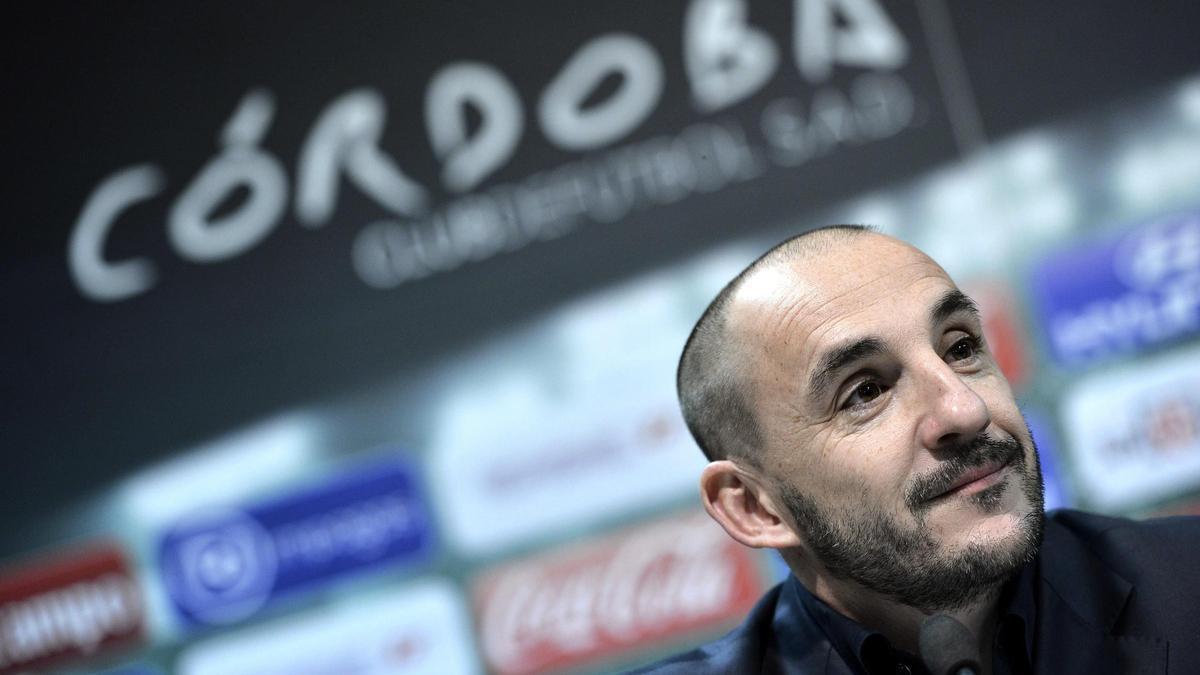 Albert Ferrer, en la sala de prensa de El Arcángel durante su presentación como entrenador del Córdoba CF en la temporada 14-15.
