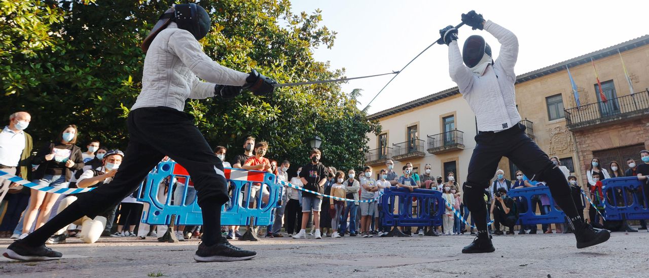 Dos estudiantes de esgrima antigua, durante la exhibicion que ofrecieron ayer en la Corrada del Obispo. |