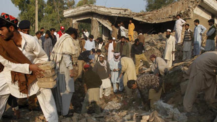 Una comisaría, una mezquita y un comercio de Peshawar han sufrido graves daños por el coche bomba.