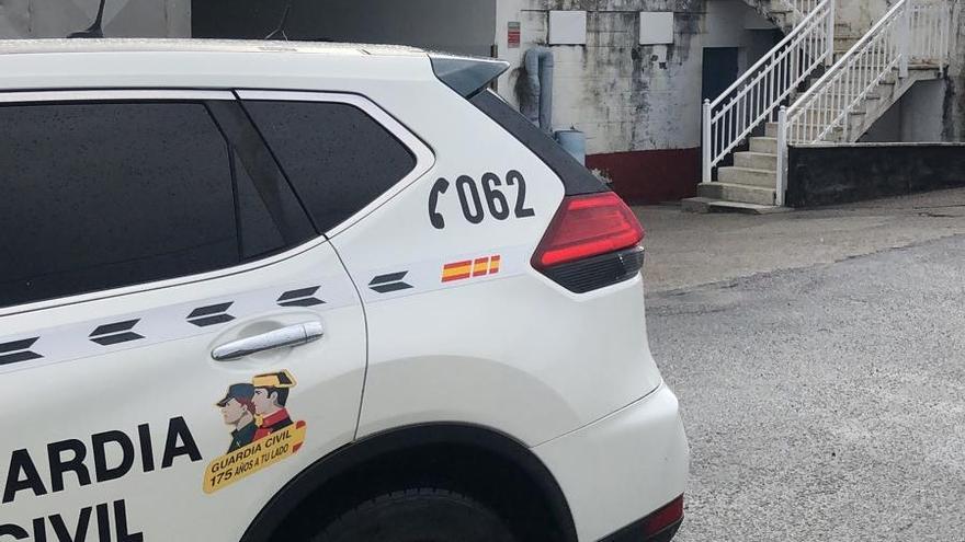 La visita de la Guardia Civil a una de las depuradoras, el lunes.