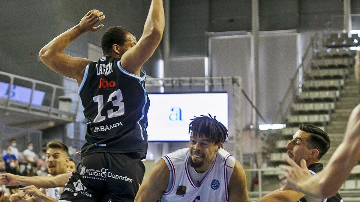 Txemi Urtasun, defendido por dos jugadores del Breogán durante el partido de ayer en el Pedro Ferrándiz. | HÉCTOR FUENTES