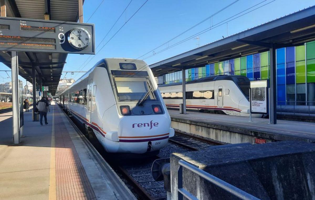 Dos trenes regionales de la serie 599 de Renfeen las vías de la estación de Vigo-Guixar.   | // V.P.C.