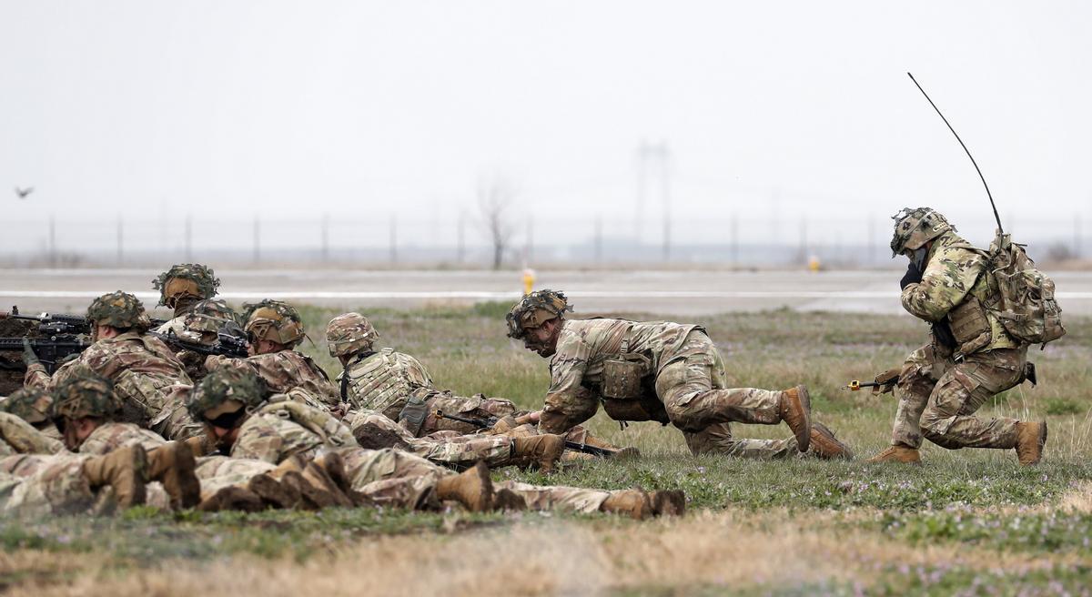 Fuerzas terrestres estadounidenses de la 101 División Aerotransportada, durante un ejercicio en la base aérea de la OTAN, en Rumania