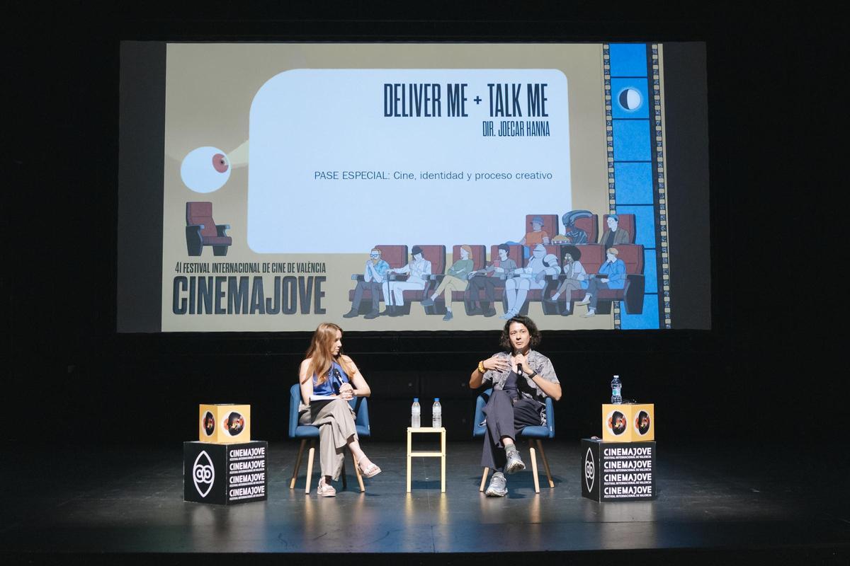 La directora de Cinema Jove, María Albiñana, junto al director valenciano Joecar Hanna, que presentó el lunes sus dos cortometrajes.