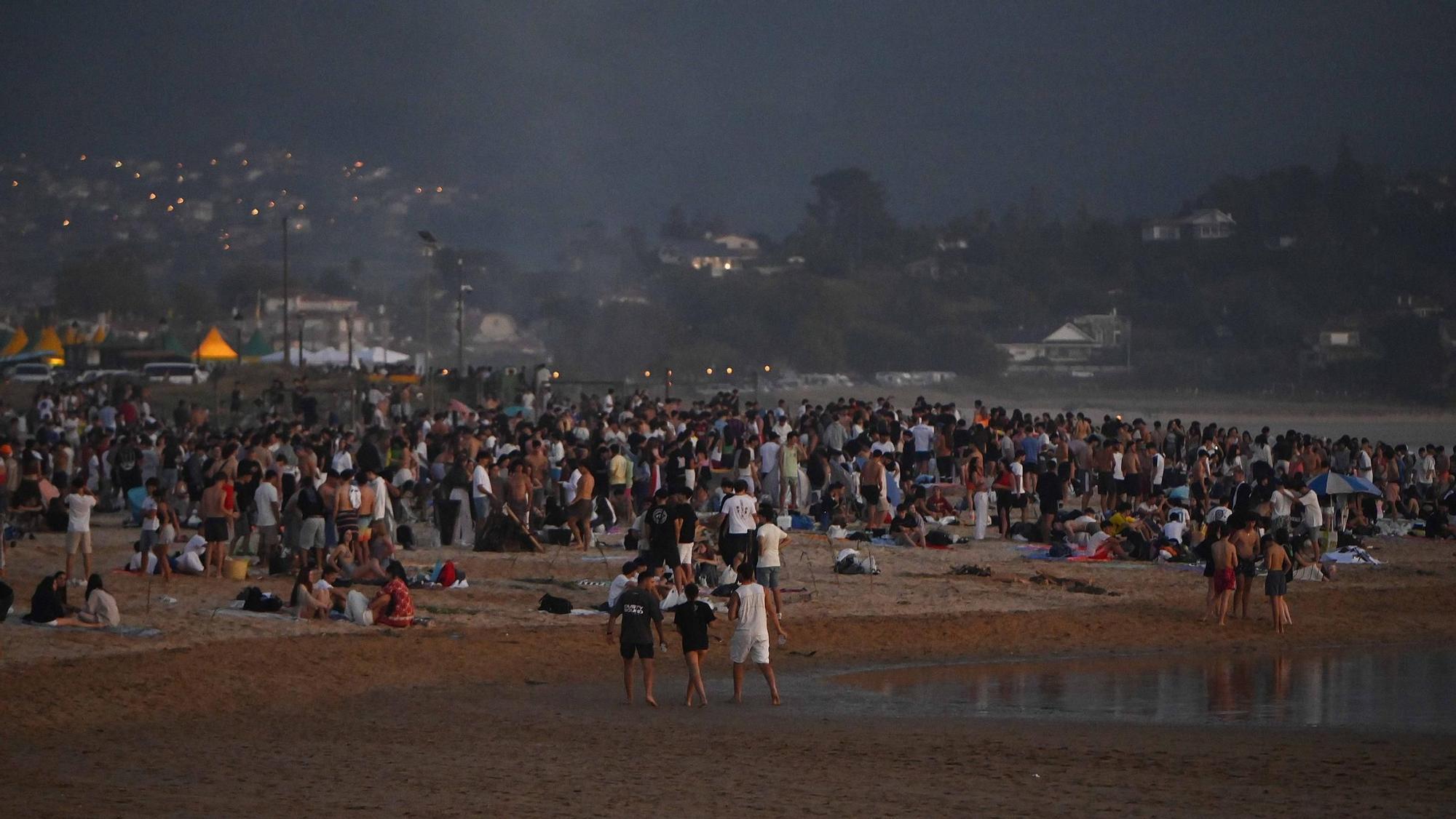 Ambientazo en las playas y plazas llenas para celebrar la noche meiga