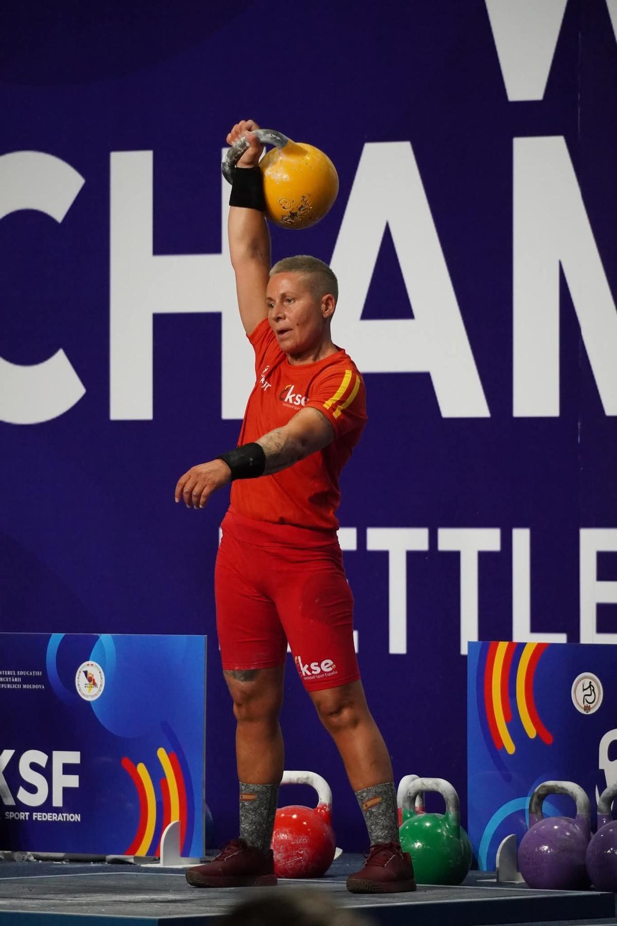Eva Pérez, sujetando una bola de Kettlebell en el campeonato mundial.